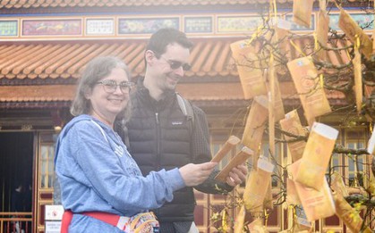 Du khách nước ngoài thích thú hái lộc tại Đại nội Huế ngày mùng 1 Tết