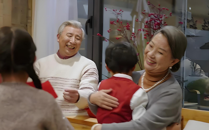 Mở phong bao lì xì của bà nội, con gái tôi ngơ ngác bảo mẹ "Ơ! bà nhầm rồi", ngó xem thử, nước mắt tôi cứ chảy đầm đìa!