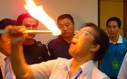Kinh hoàng cảnh đào tạo nhân viên kiểu đa cấp: Bắt nuốt lửa để tăng sự tự tin