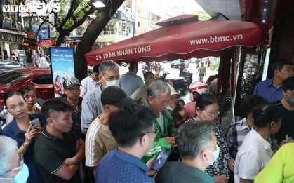 Xếp hàng từ sáng sớm chờ mua vàng giá 138 triệu đồng/lượng: Chuyên gia cảnh báo