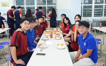 Trường học thành "ngôi nhà chung" của hơn 1.000 học sinh giữa mưa ngập Hà Nội