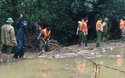Vỡ ao cá ở Lào Cai, 4 người bị cuốn trôi