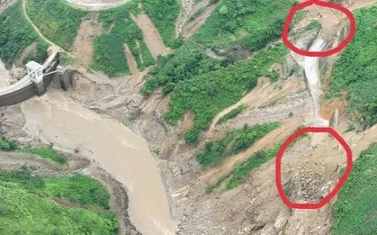 Một ô tô bán tải chở ba người nghi bị vùi lấp trong vụ sạt lở ở Lào Cai