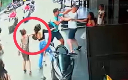 Thấy bạn trai đánh nhau với người khác, cô gái ra can ngăn, 1 lát sau mới biết mình rơi vào bẫy kẻ khác