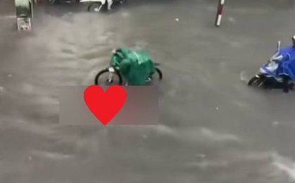 Hình ảnh ĐẸP NHẤT trong trận mưa ngập lịch sử ở Hà Nội hôm qua!