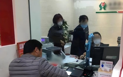 Gửi tiết kiệm 2,1 tỷ đồng kỳ hạn 10 năm, đến ngày lĩnh tiền, cụ ông chết sững nhận về đúng 2,1 tỷ đồng không hơn