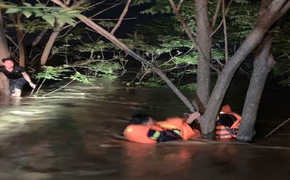 Người đàn ông bị lật thuyền mắc kẹt giữa dòng nước lũ: Công an Hà Nội nhận tin khẩn trong đêm