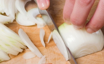 Cắt hành tây không còn cay mắt nhờ biết 5 cách này, nhiều người bất ngờ vì làm bếp bao năm giờ mới biết