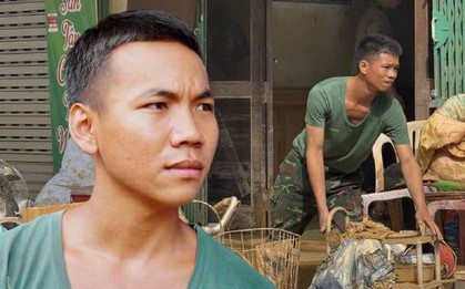 Chiến sĩ quân đội xót xa khi cùng dân dọn dẹp sau lũ: “Em buồn lắm, nhìn thảm thương quá…”
