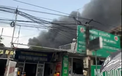 Kho chứa ở ngoại thành Hà Nội bốc cháy ngùn ngụt sau tiếng nổ lớn