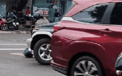 CLIP: Phẫn nộ xe 5 chỗ cố tình tông xe máy chở trẻ nhỏ