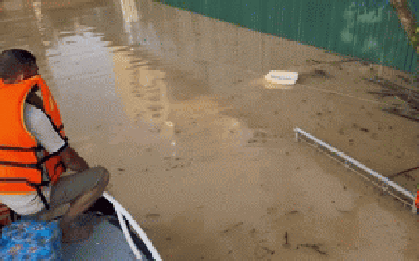 Phó trưởng Công an xã lặn 2m xuống dòng nước lũ, phá khóa cổng, cứu người dân vào trưa 10/10