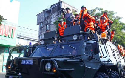 Công an Hà Nội dùng xe đặc chủng sơ tán hơn 11.000 người dân vùng ngoại thành