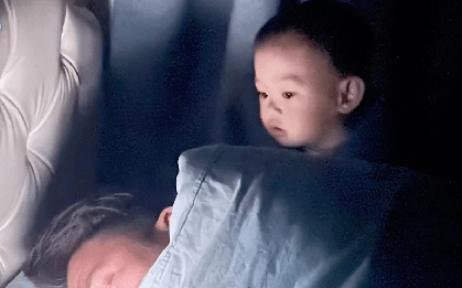 Trẻ ngủ rồi, bố mẹ nằm cạnh chơi điện thoại có ảnh hưởng không? Sự thật là...