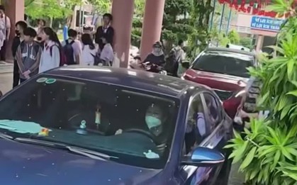 Phụ huynh bức xúc khi nhiều ô tô chạy trong sân trường lách giữa "rừng" học sinh
