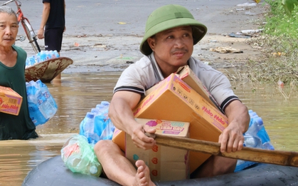 VIDEO: Lũ rút chậm, người dân chèo thuyền tự chế, trèo thang nhận đồ tiếp tế