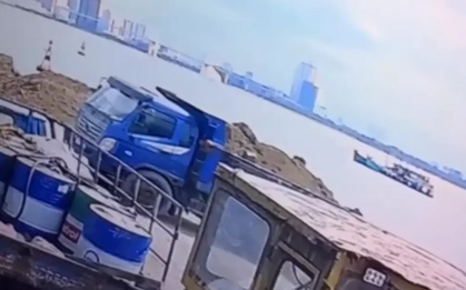 Khoảnh khắc xe tải rơi xuống biển, một tài xế tử vong tại cảng Tiên Sa ở Đà Nẵng
