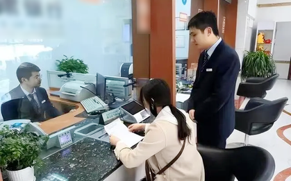 Gửi tiết kiệm 7,7 tỷ đồng, 1 năm sau đến rút tài khoản còn 0 đồng, nhận được thông báo: “Đã giúp cô cho vay kiếm lời, 20 năm nữa hoàn trả”