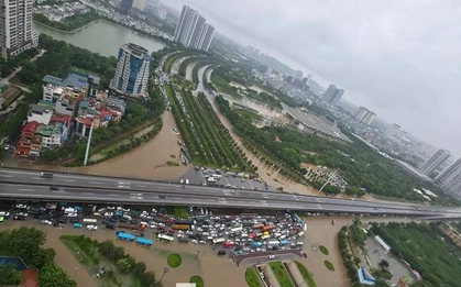 Vì sao Hà Nội bị 'nhấn chìm' sau trận mưa lớn?
