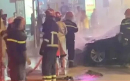 Xe ô tô Mercedes bốc cháy trên đường Hà Nội