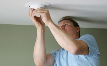 Người đàn ông phát hiện 284 tỷ đồng giấu kín khi đang sửa bóng đèn