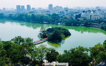 Sắc thu dịu dàng phủ khắp Hà Nội khiến lòng người đắm say