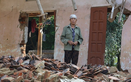 Xót xa cảnh người phụ nữ nghèo đơn thân có gian nhà cũ và 10 triệu đồng tích góp bao năm bị lũ cuốn