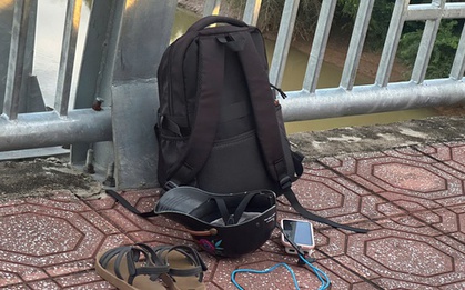 Cô gái sắp xếp đồ đạc gọn gàng trước khi gieo mình xuống sông