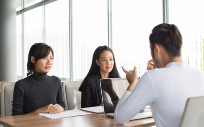 "Ứng viên trước tốt nghiệp ĐH top 1 xuất sắc hơn bạn, hãy cho tôi lý do để từ chối họ và chọn bạn?", cô gái trả lời xong lập tức được nhận tại chỗ