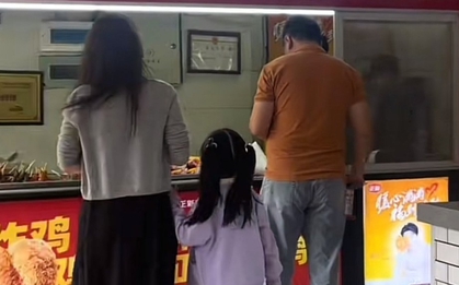 Nhìn hai mẹ con bên quầy đồ ăn vặt, tôi chợt hiểu: Vì sao có những đứa trẻ cả đời cũng không khá lên nổi