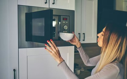 Nút 'bí mật' trên lò vi sóng giúp bạn nấu ăn ngon như đầu bếp