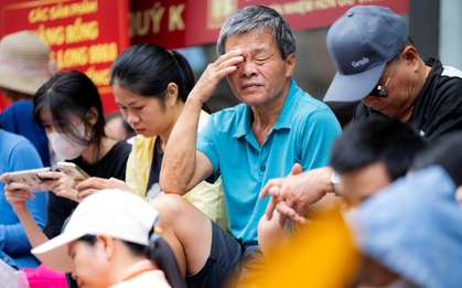 Cảnh tượng lạ lùng trước nhiều cửa hàng ở Hà Nội khi giá vàng nhẫn tăng vượt 151 triệu/lượng