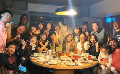 Đi họp lớp nhận được 1 túi quà, về nhà mở ra mà tôi chết sững với số tiền bên trong