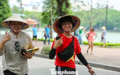 'Tôi thích cảm giác ngồi ở quán nhỏ, ngắm dòng người qua lại và đi dạo khi Hà Nội về đêm'