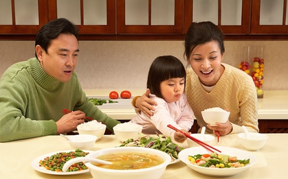 Trẻ em EQ cao sẽ thường làm 3 hành động này trên bàn ăn