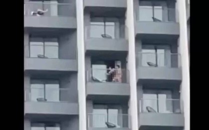 Cặp đôi "mây mưa" trên ban công chung cư bị người đi đường dùng điện thoại ghi hình, cảnh sát vào cuộc điều tra