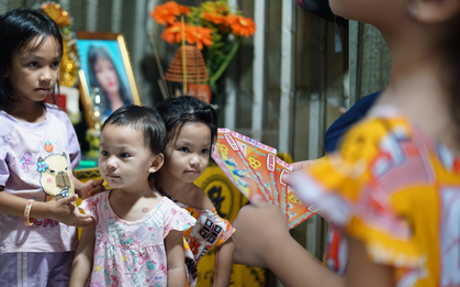 Ba đi xa, mẹ mất, ba chị em nhỏ vẫn cùng nhau đi bán vé số mưu sinh ở TP.HCM