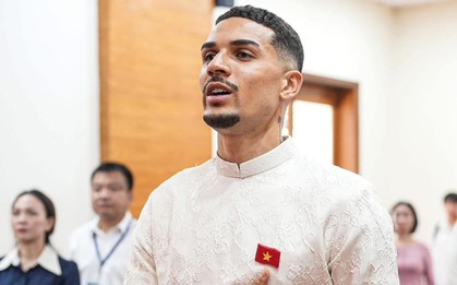 Đỗ Hoàng Hên mặc áo dài, xúc động hát Quốc ca ngày chính thức nhập tịch Việt Nam