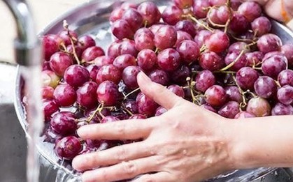 Dùng muối và baking soda rửa nho là sai, đây mới là cách đúng khiến trứng côn trùng cũng phải tự động "trượt đi"