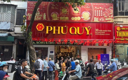 Giá bạc leo thang, người dân nườm nượp xếp hàng từ 6 giờ sáng