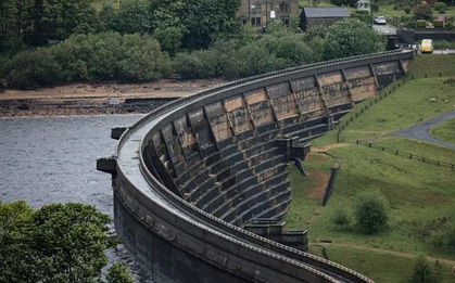 Bé gái 13 tuổi tự tử sau khi lừa bố đưa tới hồ chứa nước