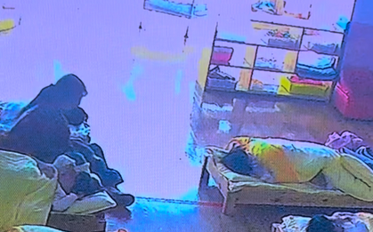 Camera bật giữa trưa, phụ huynh không ngờ thấy cảnh này trong lớp học