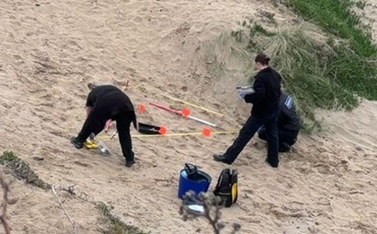 Bé trai đào được thứ đáng sợ trên bãi biển, người lớn lập gọi cảnh sát