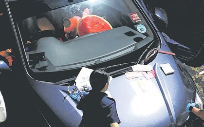 Chiếc ô tô đỗ mãi không rời đi, cảnh sát tới nơi phát hiện 1 người tử vong, người thân ngất xỉu tại chỗ