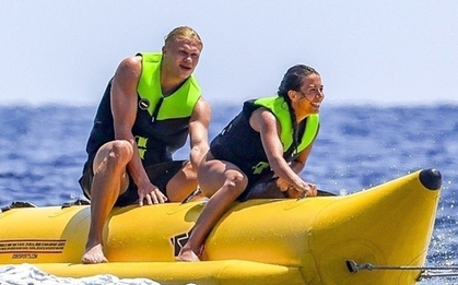 Haaland làm lộ chi tiết "ngượng ngùng" của bạn gái