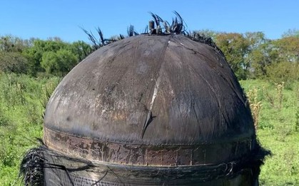 Chủ đất sốc nặng khi phát hiện vật thể lạ "lông lá" rơi trên cánh đồng