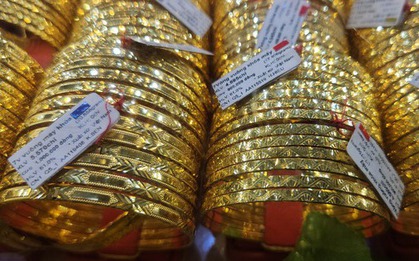 Sáng 2-10, cửa hàng vàng nhỏ niêm yết giá vàng miếng SJC rất cao