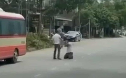VIDEO: Tài xế xe buýt quỳ lạy giữa đường van xin vẫn bị đánh liên tiếp vào người