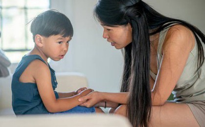 Con trai liên tục vẫy tay ra cửa sổ tầng 10 nói "Chào bác": Mẹ hoảng sợ hỏi ai, biết sự thật thì phì cười