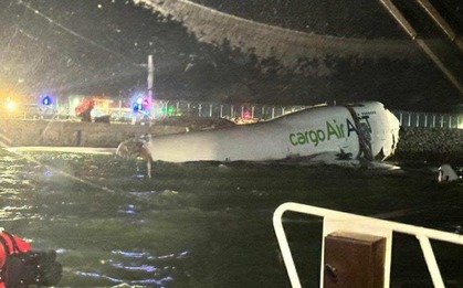 Máy bay trượt khỏi đường băng lao xuống biển ở Hong Kong